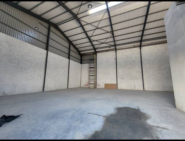 761M² WAREHOUSE TO LET IN STIKLAND INDUSTRIAL